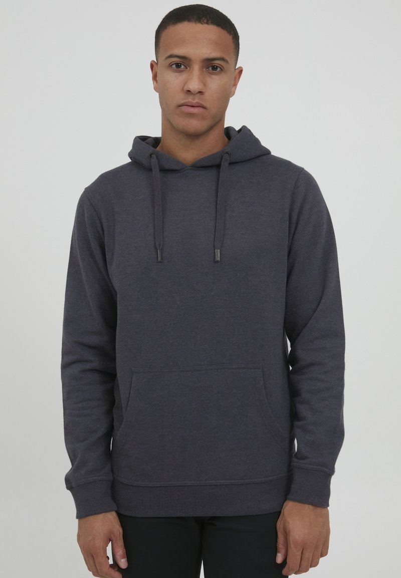 Hoodie gris foncé en mélange de coton doux, doté d'une poche frontale, d'une capuche avec cordon de serrage et de poignets et ourlet côtelés pour un ajustement confortable.