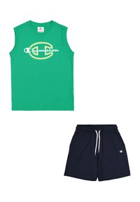 Camicetta senza maniche di colore verde con logo "Champion" bianco, abbinata a pantaloni corti blu navy con elastico in vita e tasche.