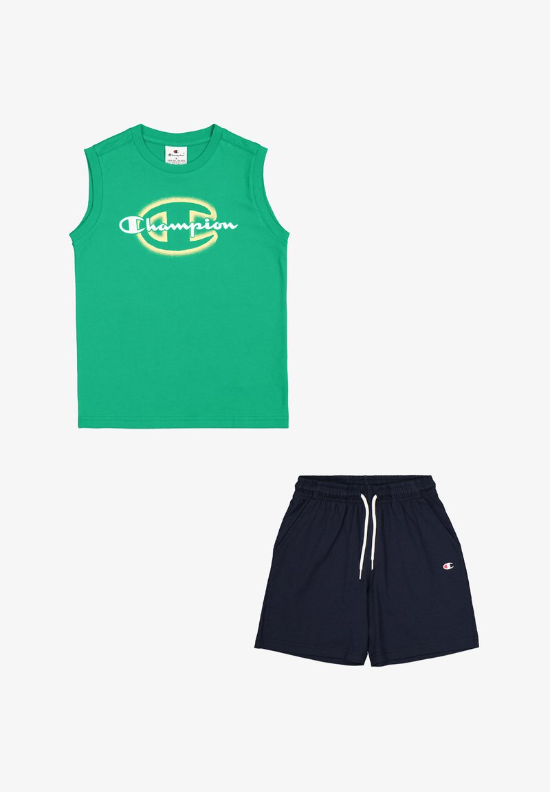 Camicetta senza maniche di colore verde con logo "Champion" bianco, abbinata a pantaloni corti blu navy con elastico in vita e tasche.