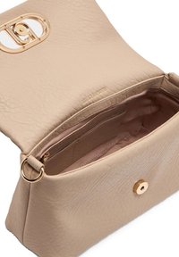 Borsa a mano in pelle beige con finitura testurizzata, dotata di una chiusura in metallo dorato e una tasca interna. La fodera è in tessuto rosa tenue.