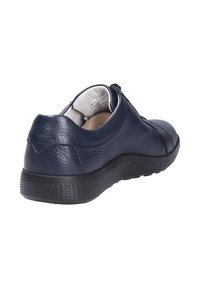Scarpa in pelle blu navy con superficie texturizzata, punta arrotondata, suola bassa in gomma nera e chiusura con cerniera laterale per un facile accesso.