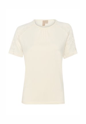 Krém színű, rövid ujjú póló, sima testtel és csipkés díszítéssel az ujjakon, kerek nyakkivágással és enyhén gyűrt szövet részlettel.