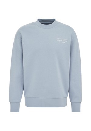 Lichtblauwe crewneck trui met geribbelde manchetten en zoom, met kleine witte tekst "Downtown Social Club Bedford Avenue New York" op de borst.