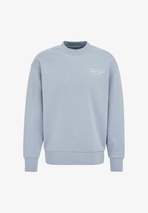 Lichtblauwe crewneck trui met geribbelde manchetten en zoom, met kleine witte tekst "Downtown Social Club Bedford Avenue New York" op de borst.