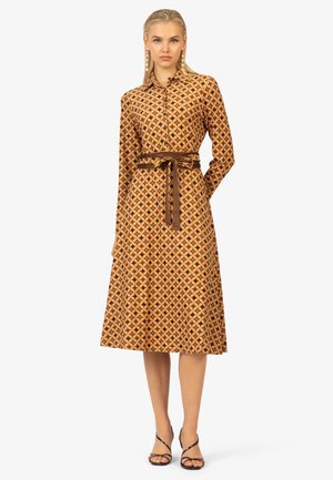 Langärmliges Hemdkleid in Braun mit geometrischem Muster, tailliert durch einen braunen Gürtel, A-Linien-Silhouette, glattes Material, knielanger Rock.