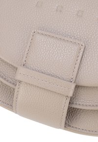 Beige strukturierte Lederhandtasche mit abgesteppten Akzenten und Klappverschluss. Verfügt über geprägtes Branding und eine glatte Oberfläche.