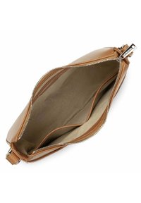 Borsa a tracolla in pelle tannata con chiusura con zip, dotata di un ampio interno e due tasche a soffietto all'interno. Texture liscia e linee pulite.