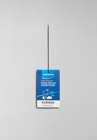 Blå produktetikett med svart snöre visar "comfortemp"-logotypen, texten "TERMISK ISOLERING GJORDE FÖR ALLA FÖRHÅLLANDEN" och olika väderikoner.