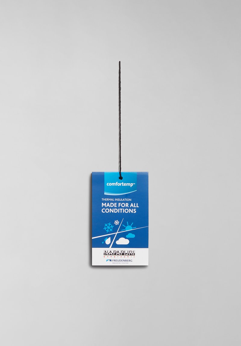 Etichetta del prodotto blu con cordino nero che mostra il logo "comfortemp", il testo "ISOLAMENTO TERMICO FATTO PER TUTTE LE CONDIZIONI" e varie icone meteorologiche.