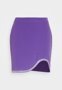 Gonna aderente viola con orlo ondulato. Presenta cristalli decorativi lungo il bordo. Realizzata in un materiale testurizzato e elasticizzato.