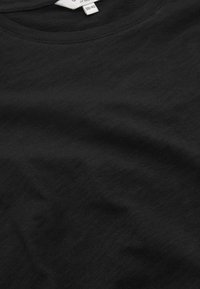 Sort bomulds T-shirt med en glat tekstur, rund halsudskæring og et label, der angiver størrelse 38/40, set fladt på en overflade.