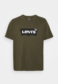 Olivově zelené tričko s krátkým rukávem a výstřihem do krku značky Levi's s bílým logem na černém batwing tvaru na hrudi.
