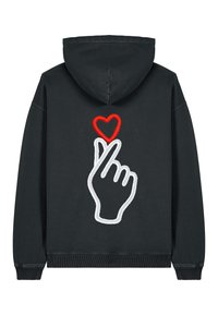 Felpa nera con cappuccio, caratterizzata da un grande motivo ricamato di una mano che forma un cuore, dettagliato in filo bianco e rosso. Vestibilità casual e tessuto texturizzato.