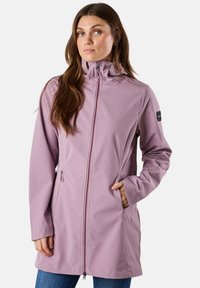 Helle lila Softshell-Jacke mit hochstehendem Kragen, Frontreißverschluss, Seitentaschen und strukturiertem Finish. Verfügt über ein kleines schwarzes Logo-Detail.