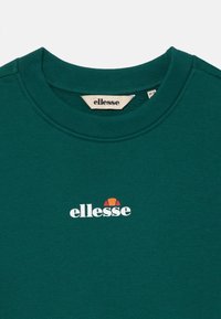 Sudadera de cuello redondo verde oscuro con el logotipo blanco de "ellesse" y un diseño en semicírculo naranja centrado debajo del escote.