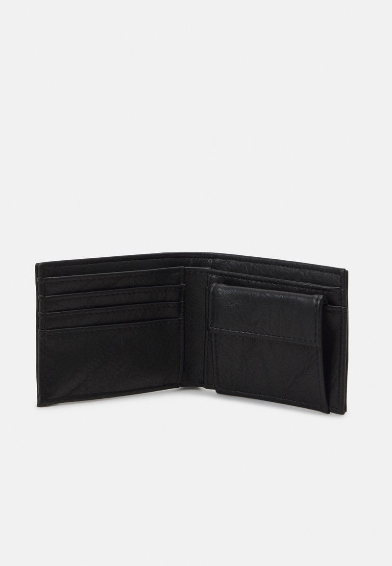 Portefeuille en cuir noir avec une finition texturée, présentant plusieurs emplacements pour cartes et une poche ID séparée, le tout organisé dans un design pliable.