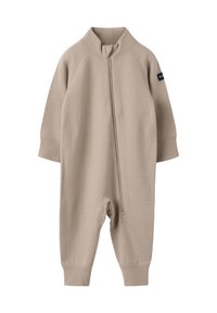 Beige lange mouw baby jumpsuit met geribbelde manchetten, voorrits, hoge kraag en een klein patch op de linker mouw.