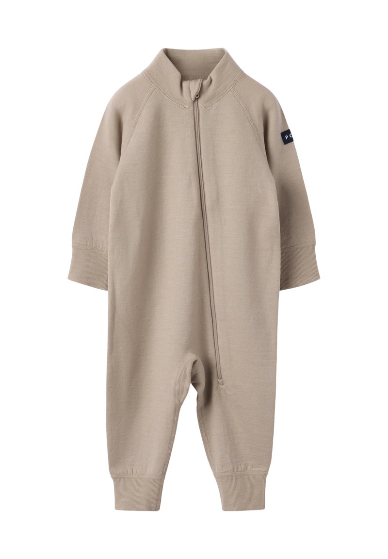 Beige lange mouw baby jumpsuit met geribbelde manchetten, voorrits, hoge kraag en een klein patch op de linker mouw.