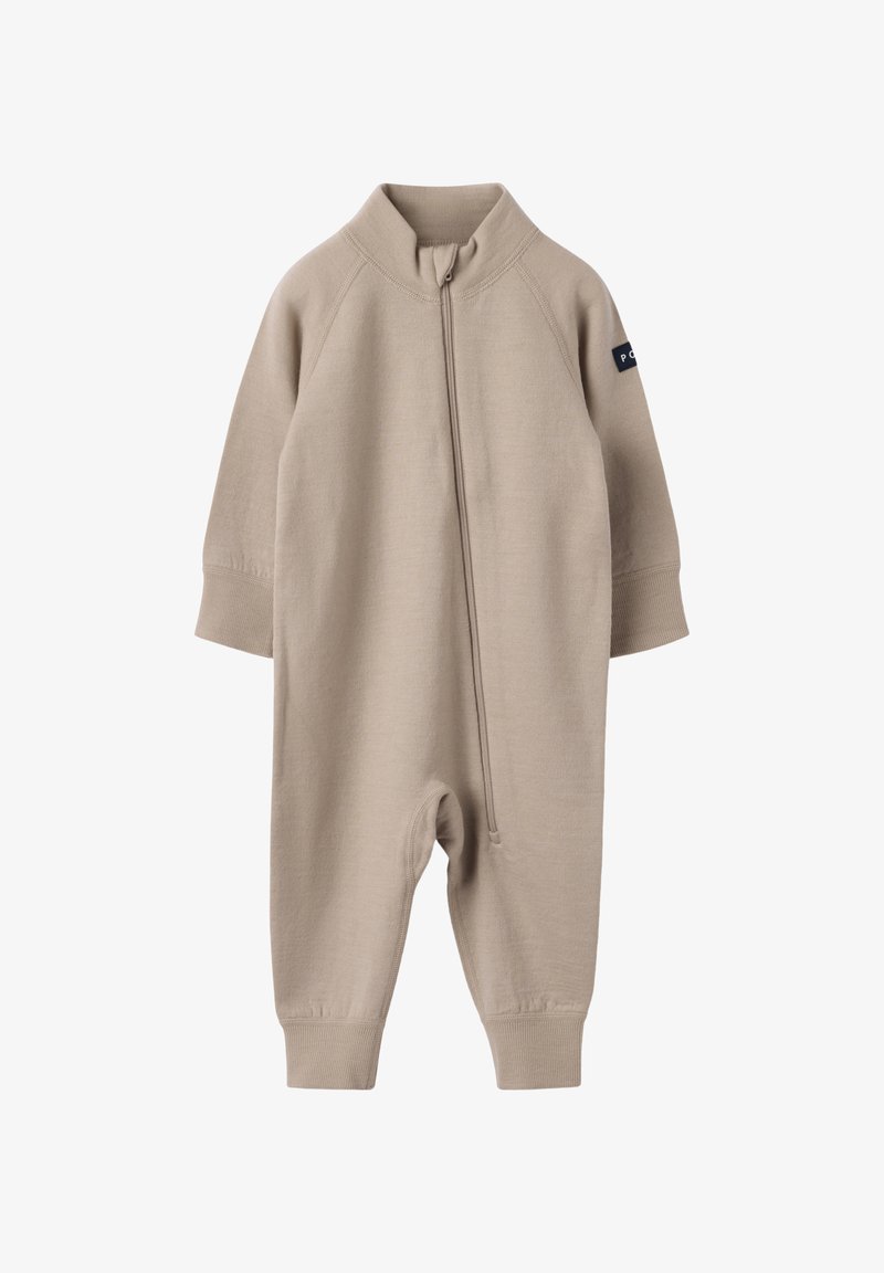 Beige lange mouw baby jumpsuit met geribbelde manchetten, voorrits, hoge kraag en een klein patch op de linker mouw.