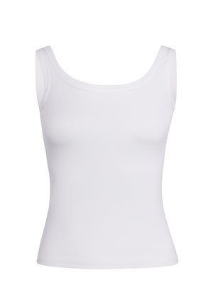 Hvid ærmeløs ribbet tanktop med brede stropper og rund halsudskæring på ensfarvet baggrund.