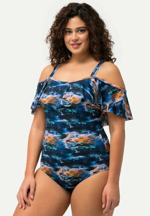 Multicolore badpak in één stuk met off-shoulder ruches, met een blauwe basis en abstracte oranje en roze patronen.