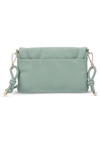 Clutch bag in pelle verde con una texture morbida, design con parte superiore piegata, accessori in metallo dorato e dettagli laterali annodati.