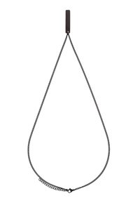 Zwarte metalen ketting met een rechthoekige hanger, gestructureerd oppervlak, met een karabijnsluiting en verstelbare lengte.