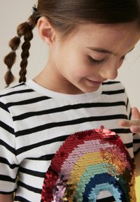 Next RAINBOW STRIPE REGULAR FIT - Trükipildiga T-särk - black white