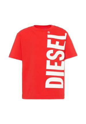 T-shirt rossa a maniche corte con grande scritta verticale bianca "DIESEL" stampata sul lato destro.