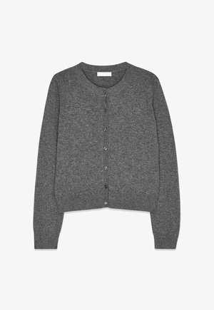 Sivý kardigán vyrobený z mäkkého úpletu, s okrúhlym výstrihom, zapínaním na gombíky a dlhými rukávmi. Jednoduchý dizajn s krátkym strihom.