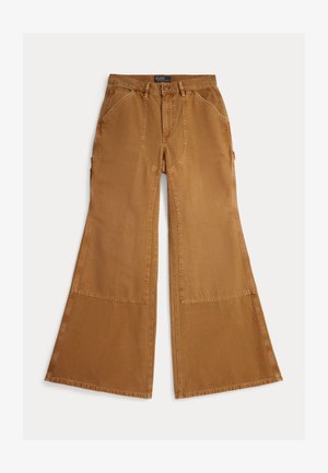 Brązowe spodnie z szerokimi nogawkami wykonane z wytrzymałej bawełny o gładkiej fakturze, wyposażone w duże naszywane kieszenie i wzmocnione szwy.