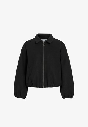 Mustast kangast lukuga jakk kraega, elastsete mansettide ja äärega ning küljetaskutega, valgel taustal.