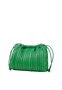 Borsa a mano in pelle verde con texture arricciata, chiusura a coulisse e forma arrotondata. Finitura liscia e pieghe ben distribuite in tutta la borsa.