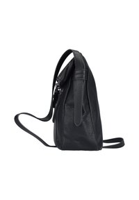 Zaino in pelle nera con finitura texture, chiusura a zip e tracolla regolabile lunga. Presenta un manico superiore singolo e un design angolare.