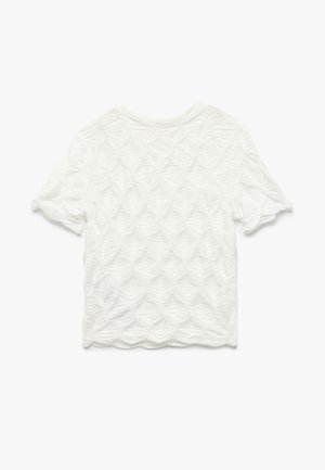 Top blanco de manga corta con un patrón texturizado y ondulado. La tela parece ligera y ligeramente arrugada, con un escote redondo.