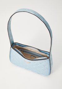 Lysblå håndtaske med præget mønster, lynlåslukning og enkelt skulderrem. Indvendigt har den flere lommer og beige foring.