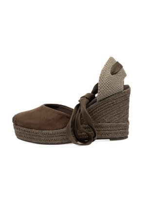 Wedge espadrille de ante marrón con suela de yute trenzado, tacón de tela beige texturizada y cintas de tela alrededor del tobillo para un ajuste seguro.