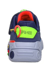 Kindersneaker in Navy, Neon Grün, Rot und Grau, mit einer roten Schlaufe und dem Wort "GAME" auf der Ferse.