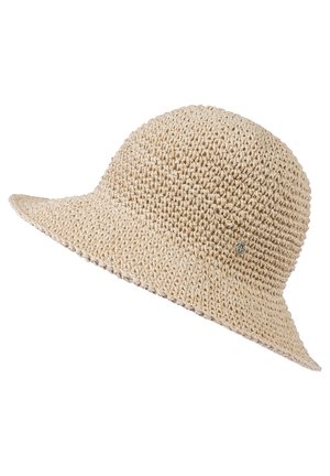 Beige geflochtener Strohhut mit kurzer, flexibler Krempe und kleinem, metallischem Logo an der Seite.