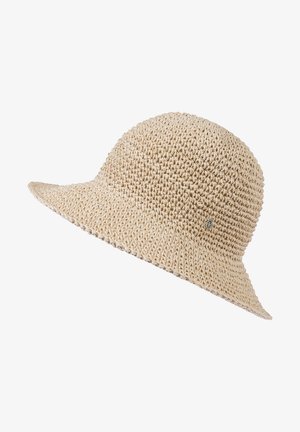 Beige geflochtener Strohhut mit kurzer, flexibler Krempe und kleinem, metallischem Logo an der Seite.