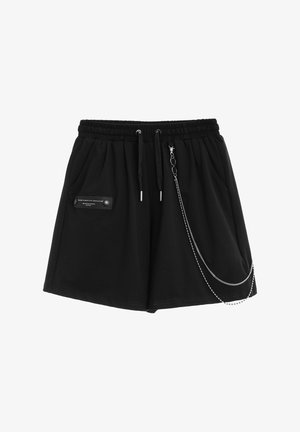 Pantalones cortos casual negros con cinturilla elástica, cordón, bolsillos laterales, un parche decorativo en el bolsillo izquierdo y un accesorio de cadena plateada en el lado derecho.