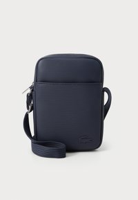 Geantă bleumarin tip crossbody dintr-un material texturat, cu închidere cu fermoar, curea ajustabilă și logo embossat pe față.