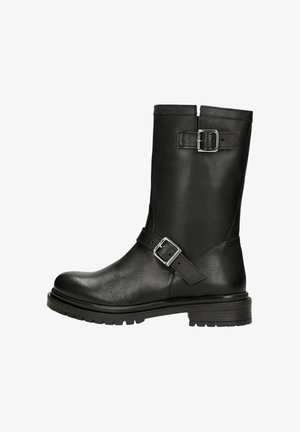 Černá kožená kozačka do poloviny lýtek se dvěma stříbrnými přezkami, kulatou špičkou, nízkým podpatkem a robustní podrážkou, určená pro běžné nošení nebo venkovní aktivity.