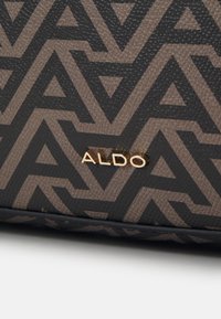 Czarna i brązowa torebka o fakturze z geometrycznym wzorem oraz złotym logo "ALDO". Gładkie krawędzie i trwały materiał.