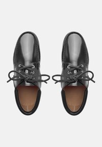 Schwarze Lederschuhe mit glänzender Oberfläche, runder Spitze und Schnürsenkeln. Mit perforierter Innensohle und kontrastierender brauner Innenausstattung.