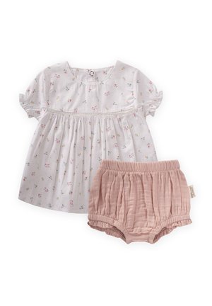 Haut en coton blanc à motif floral avec de courtes manches bouffantes et une fermeture à boutons. Shorts en coton froncé rose assortis avec taille élastique.