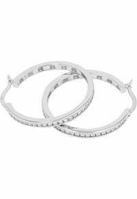 Juego de pendientes de aro de plata con pequeños cristales claros a lo largo del borde exterior, con cierres abatibles para un cierre seguro.