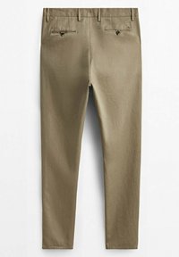 Olijfgroene, slim-fit broek van lichte stof. Bevat twee achterzakken met knopen en heeft een gladde textuur. Rechte pijpen.