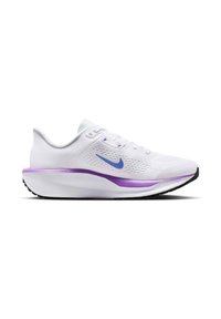 Chaussure de course blanche avec une tige en mesh, une semelle intermédiaire violette et un logo swoosh bleu. Présente des détails texturés et une semelle extérieure en caoutchouc noir durable.