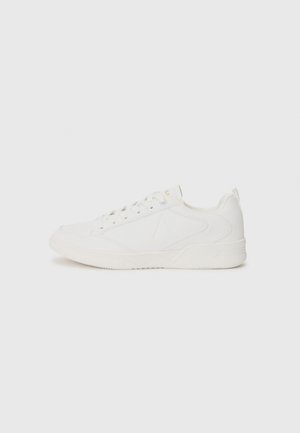 Des baskets de sport blanches présentent une surface lisse, un bout rond et un laçage. Le design inclut des détails subtils sur les côtés et une semelle en caoutchouc texturée.